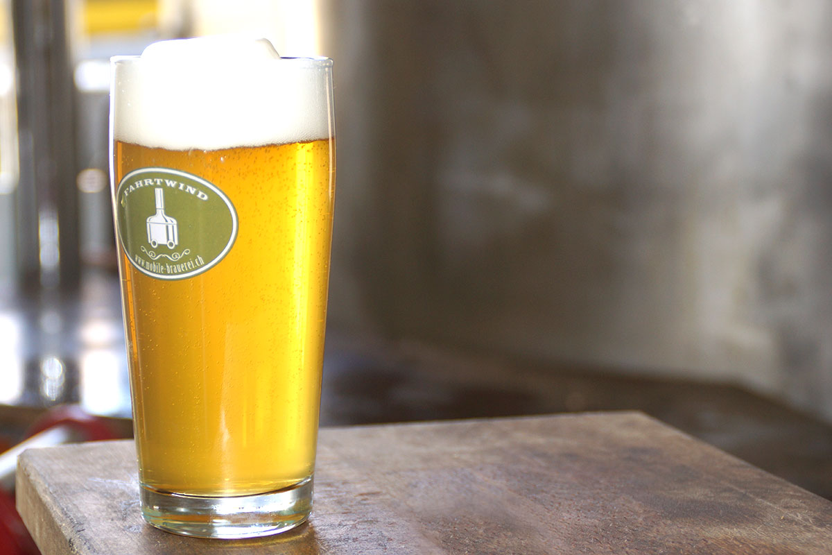 Traditionell gebrautes Fahrtwind-Bier im schönen Bierglas Traditionell gebrautes Fahrtwind-Bier im schönen Bierglas